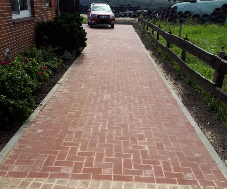 Betonrechteck Pflaster 20x10x8 cm in rot,  Randeinfassung Betontiefbord 100x25x10 cm